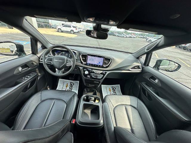 Used 2025 Chrysler Pacifica Select FWD image 5