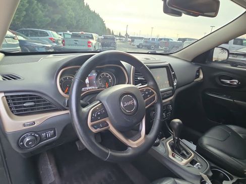 Used 2017 Jeep Cherokee Limited image 17