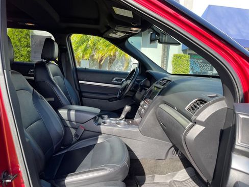 Used 2018 Ford Explorer XLT AWD/4WD image 25