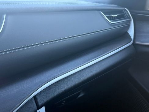 Certified 2025 Jeep Grand Cherokee Limited w/ Black Appearance Package image 23