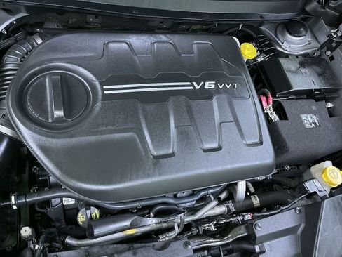 Used 2017 Jeep Cherokee Overland w/ Technology Group image 31