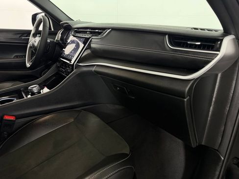 Used 2025 Jeep Grand Cherokee Altitude image 31