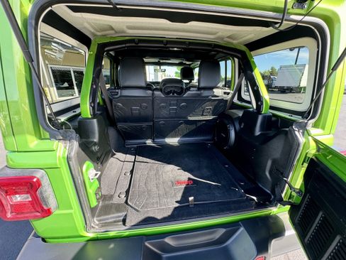 Used 2018 Jeep Wrangler Unlimited Sahara w/ Uconnect 4C Nav & Sound Group AWD/4WD image 6