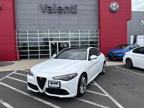Used 2022 Alfa Romeo Giulia Ti AWD/4WD image 1