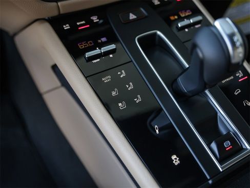 Certified 2025 Porsche Macan image 24