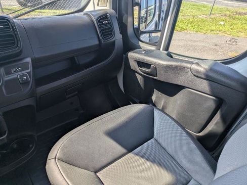 Used 2025 RAM ProMaster 2500 w/ Convenience Group FWD image 17