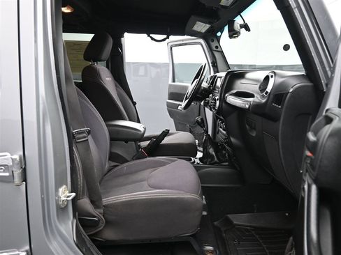 Used 2013 Jeep Wrangler Unlimited Rubicon w/ Max Tow Pkg image 9