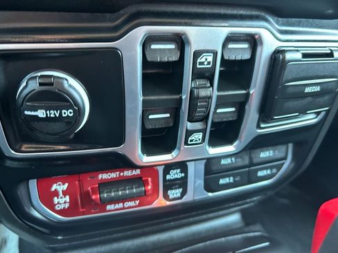 Used 2023 Jeep Gladiator Rubicon w/ Cold Weather Group AWD/4WD image 29