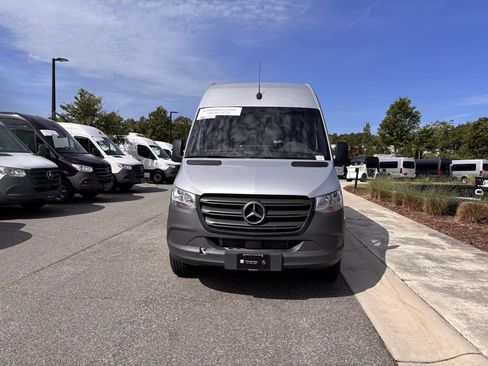 Used 2024 Mercedes-Benz Sprinter 2500 image 5