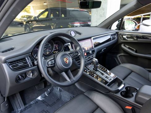 Certified 2026 Porsche Macan AWD/4WD image 4