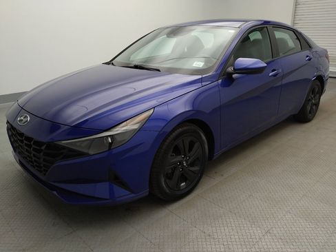 Used 2023 Hyundai Elantra SEL w/ Preferred Accessory Package FWD image 2