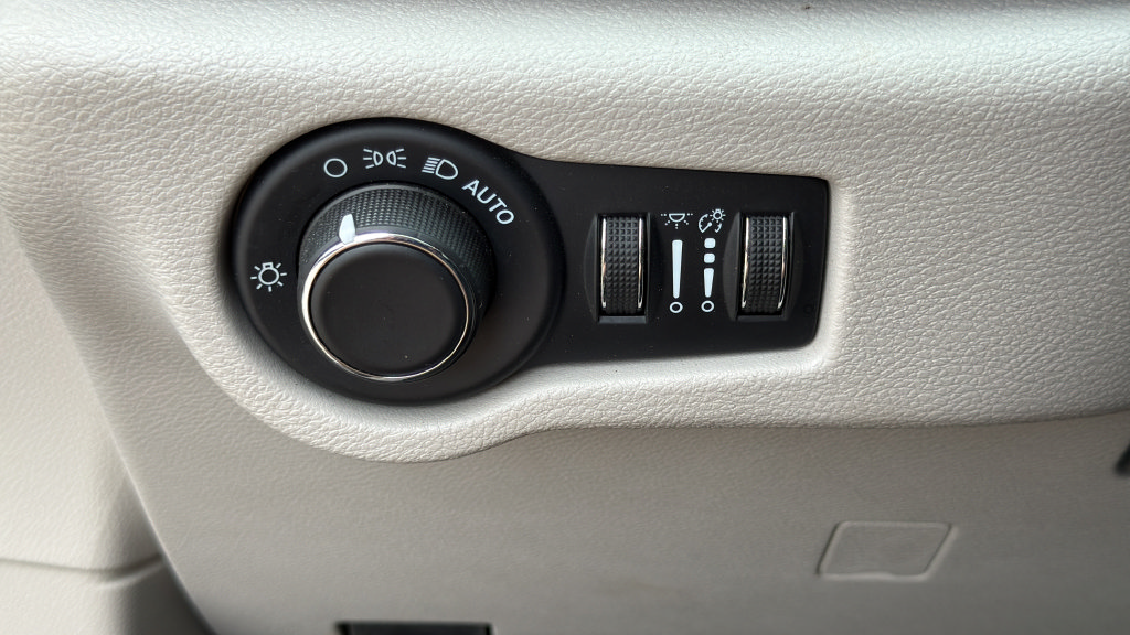 Used 2022 Chrysler Voyager LX FWD image 29