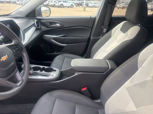 Used 2025 Chevrolet Trax LS image 32