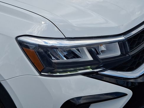 Certified 2023 Volkswagen Taos SE FWD image 9