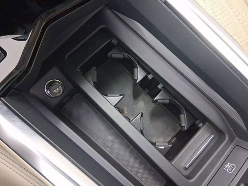 Used 2022 Audi e-tron Premium Plus w/ Premium Plus Package image 27