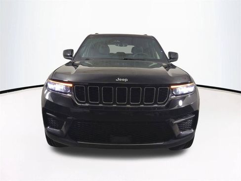Used 2025 Jeep Grand Cherokee Laredo w/ Luxury Tech Group I AWD/4WD image 3