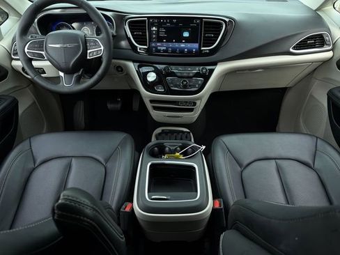 Used 2024 Chrysler Pacifica Touring-L image 19