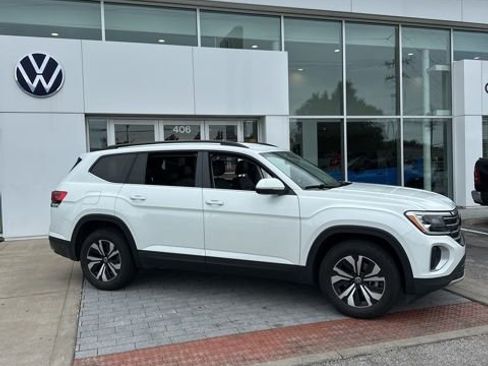Used 2024 Volkswagen Atlas SE AWD/4WD image 3