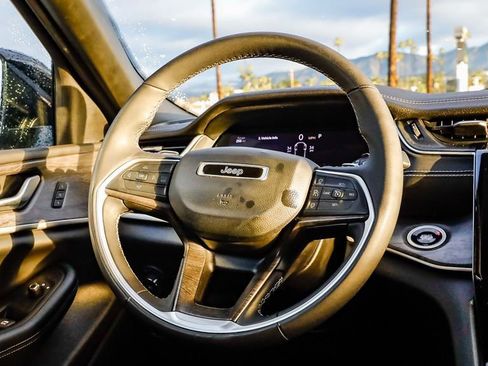 Certified 2024 Jeep Grand Cherokee L Limited w/ Luxury Tech Group II image 18