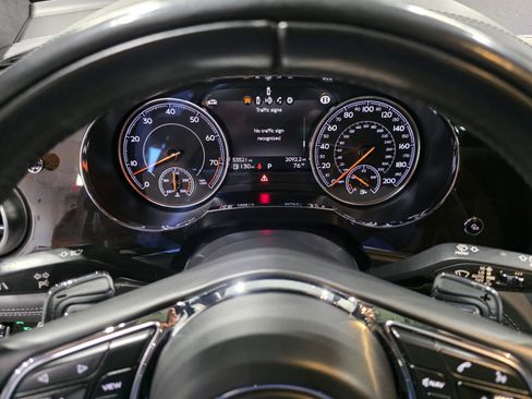Used 2019 Bentley Bentayga image 16