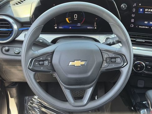 Used 2025 Chevrolet Trax LT w/ Sunroof Package FWD image 21