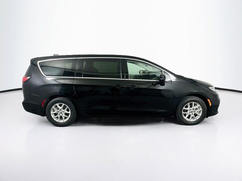 Used 2024 Chrysler Pacifica Touring-L FWD image 10