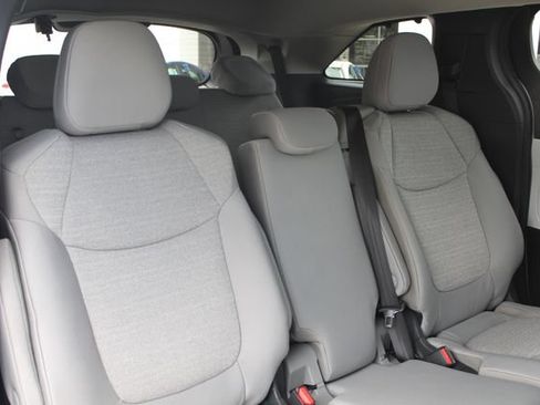 Certified 2026 Toyota Sienna LE FWD image 31