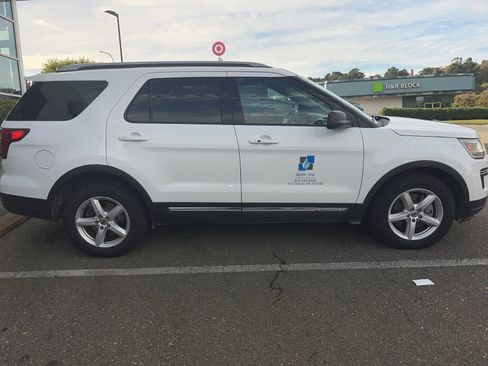 Used 2018 Ford Explorer XLT image 7