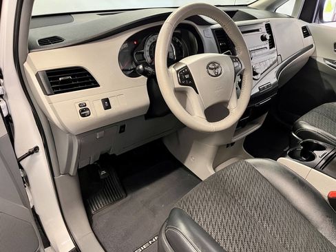 Used 2012 Toyota Sienna SE FWD image 13