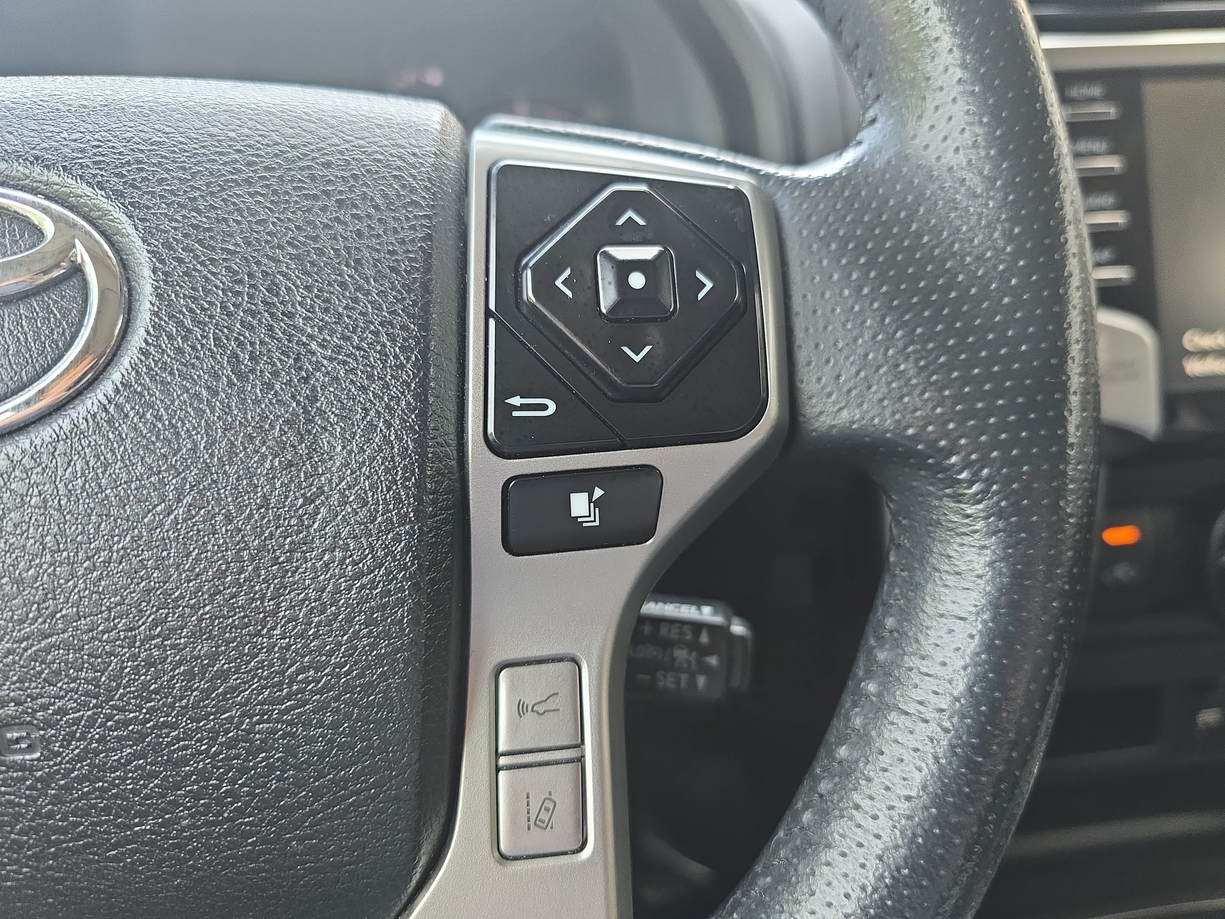 Used 2022 Toyota 4Runner SR5 Premium w/ Moonroof Package AWD/4WD image 18