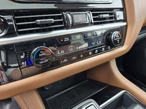 Used 2025 Nissan Pathfinder Platinum FWD image 11