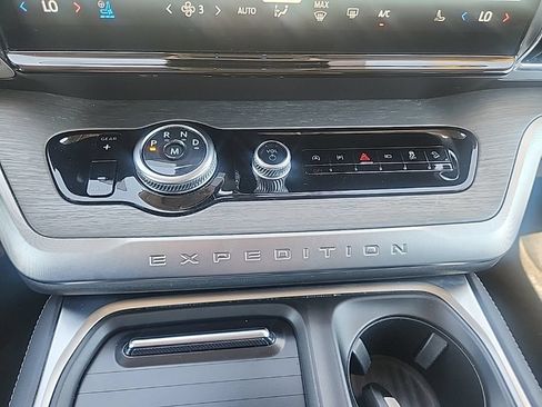 Used 2025 Ford Expedition Max Platinum AWD/4WD image 19