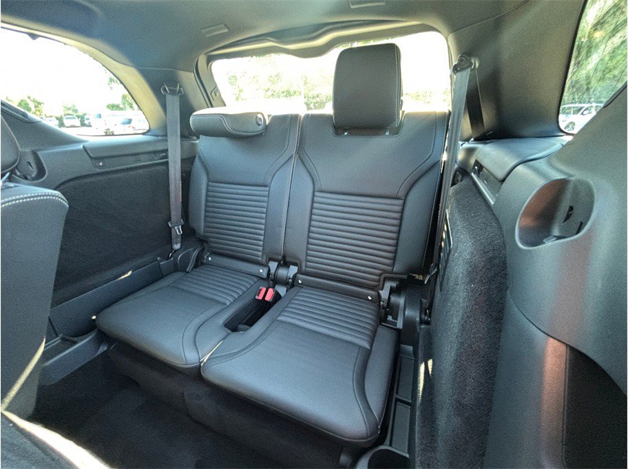 Used 2023 Land Rover Discovery Metropolitan Edition AWD/4WD image 46