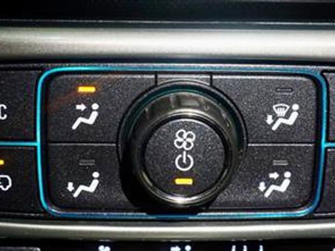 Used 2018 Chevrolet Suburban LT w/ Z71 Midnight Edition image 21