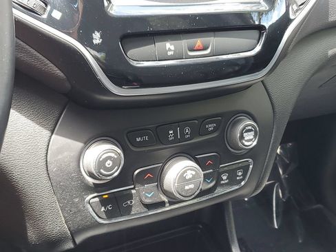 Used 2019 Jeep Cherokee Limited AWD/4WD image 29