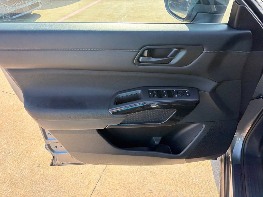 Used 2026 Nissan Pathfinder S AWD/4WD image 12