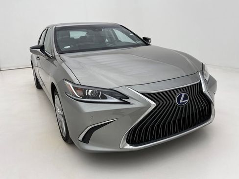 Used 2021 Lexus ES 300h w/ Luxury Package image 3