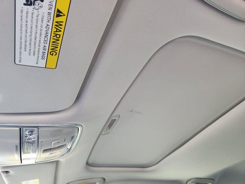 Used 2019 Kia K900 Luxury image 25