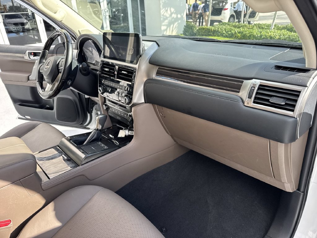 Used 2023 Lexus GX 460 Luxury w/ Accessory Package AWD/4WD image 32