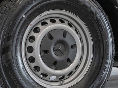 Used 2025 Mercedes-Benz Sprinter 2500 image 32