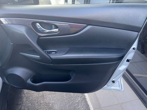 Used 2018 Nissan Rogue SV image 25