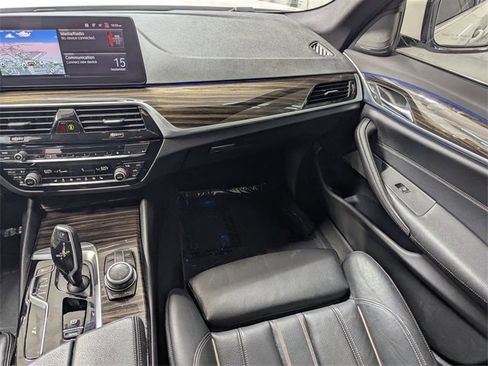 Used 2022 BMW 530i w/ Premium Package image 8