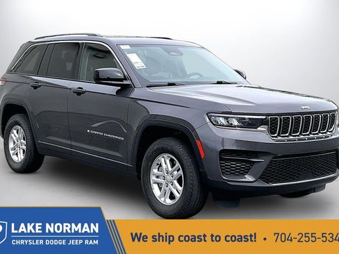 Used 2023 Jeep Grand Cherokee Laredo image 1