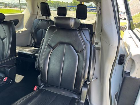 Used 2021 Chrysler Voyager Lxi FWD image 16