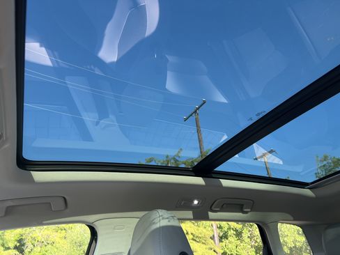 Used 2024 Volkswagen Taos SE w/ Panoramic Sunroof Package FWD image 24