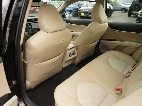 Used 2018 Toyota Camry XLE FWD image 12