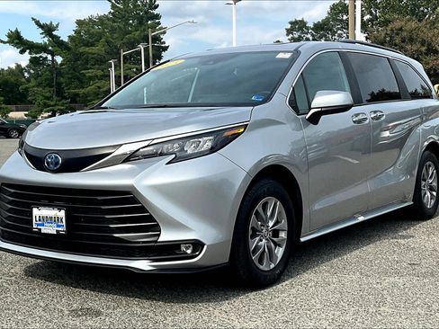 Used 2025 Toyota Sienna XLE FWD image 1