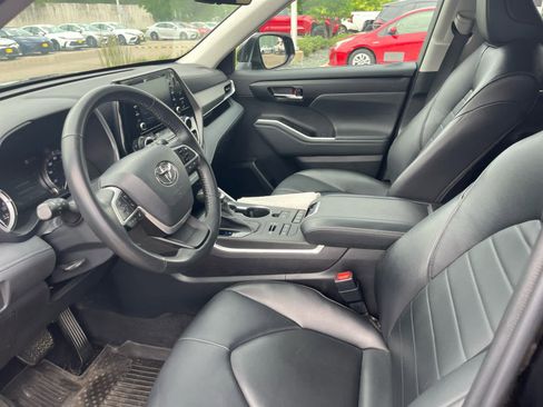Used 2022 Toyota Highlander XLE AWD/4WD image 11