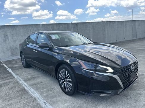 Used 2024 Nissan Altima 2.5 SV FWD image 14