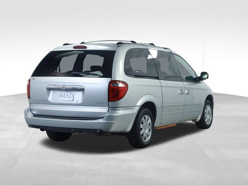 Used 2005 Chrysler Town & Country Limited FWD image 12